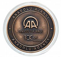 Монета из бронзы 2,5 лиры в капсуле 100 лет агентству Анадолу. Турция 2020 UNC