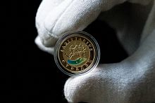 Золотая монета 10000 драм 900 пробы (7,78 г) в капсуле Стрелец. Знаки зодиака. Армения 2008 UNC